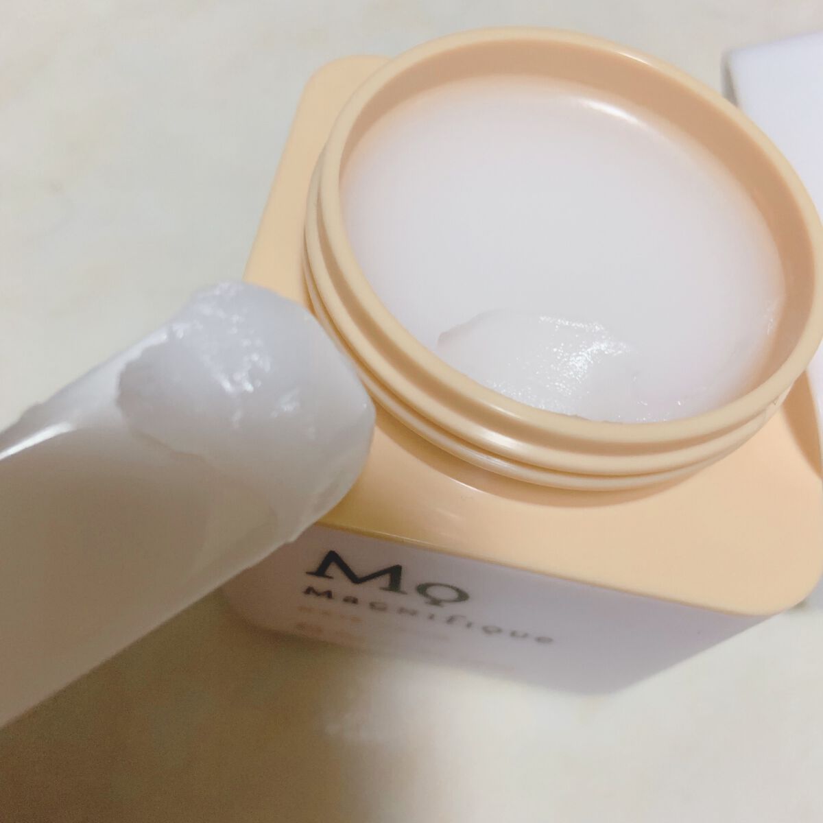 マニフィーク ヘアバームのクチコミ「Magnifique
ヘアバーム

バームってベタっとして髪も重くなるのかも💦
と思ってたけど.....」（2枚目）