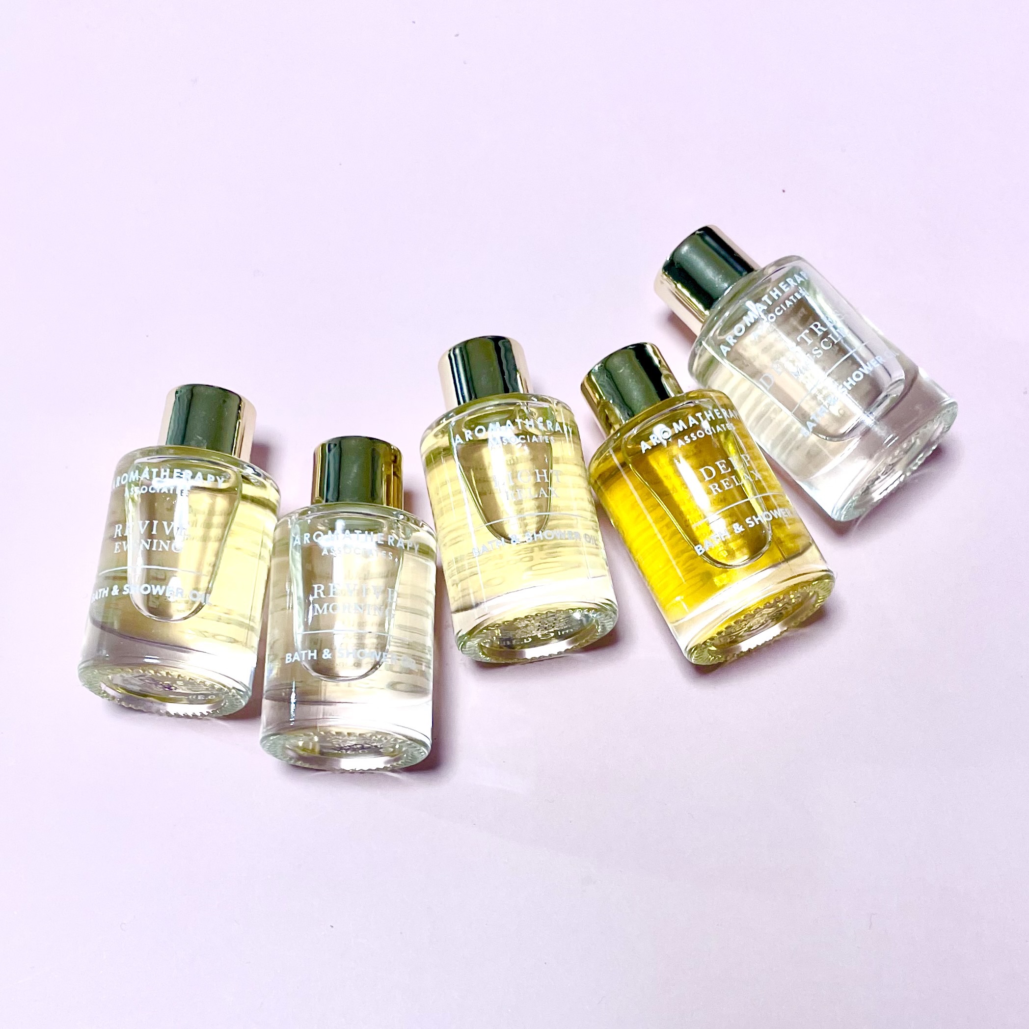 アロマセラピーアソシエイツ ミニチュア バスオイルコレクション Nのクチコミ「大人のちょっとした贅沢に相応しいラグジュアリーな入浴剤、Aromatherapy Associ.....」（2枚目）