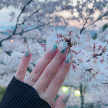 もふ🐰 on LIPS 「桜🌸見に行くのでネイルを塗り替えました✨OSアートの大理石風し..」（2枚目）