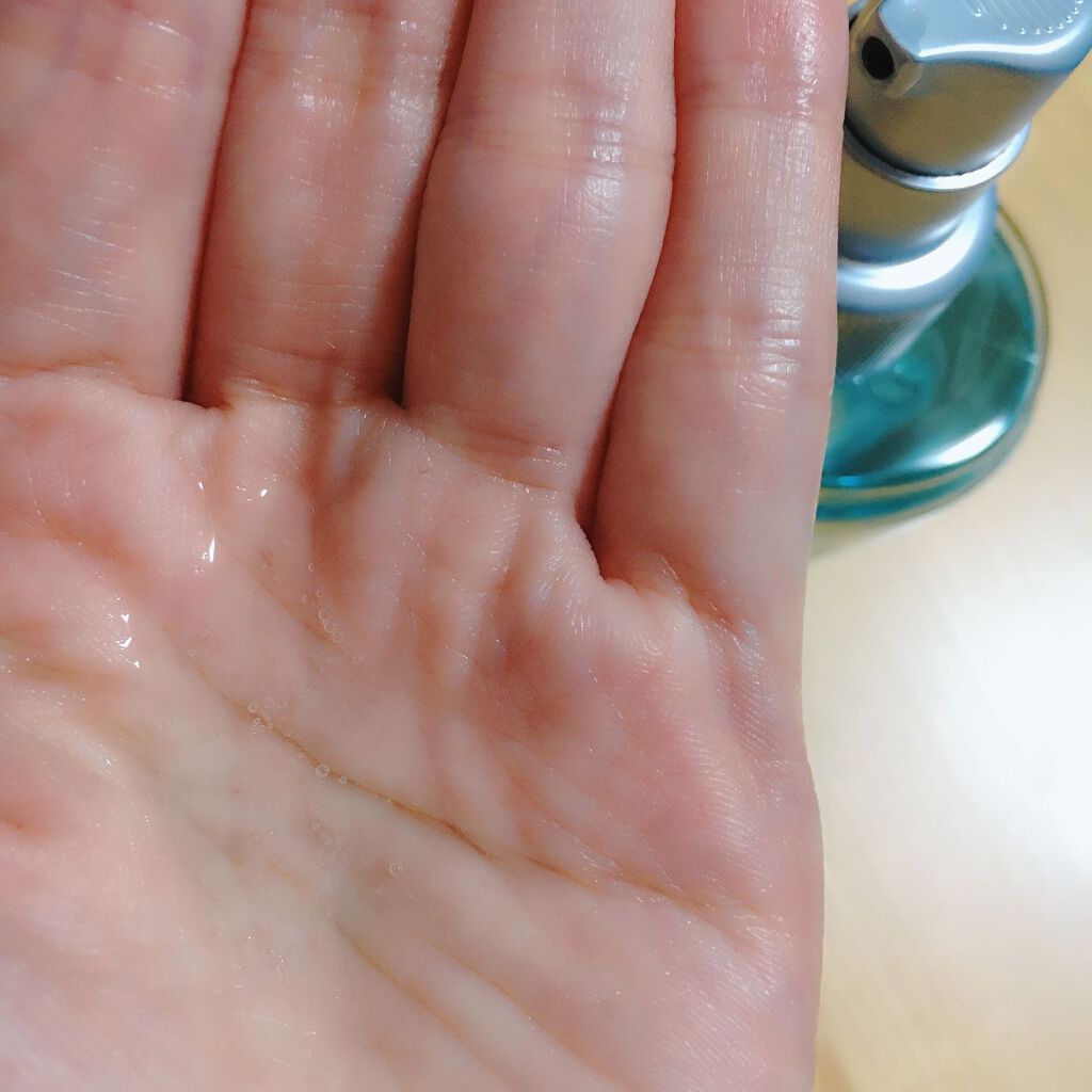 ululis ウォーターコンク モイストヘアオイルのクチコミ「丸みのある、可愛いクリアブルーの容器に入っています。使いやすいプッシュ式です。

MIZUヘア.....」（3枚目）