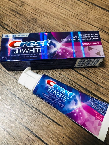 お友達から海外のお土産で頂いたコチラ。
#crest の歯磨き粉です🪥
私知らなかったんですけど…ホワイトニングに効くって有名なブランドみたいですね。
ホワイトニングに興味があったので、嬉しい😄🙌（もち