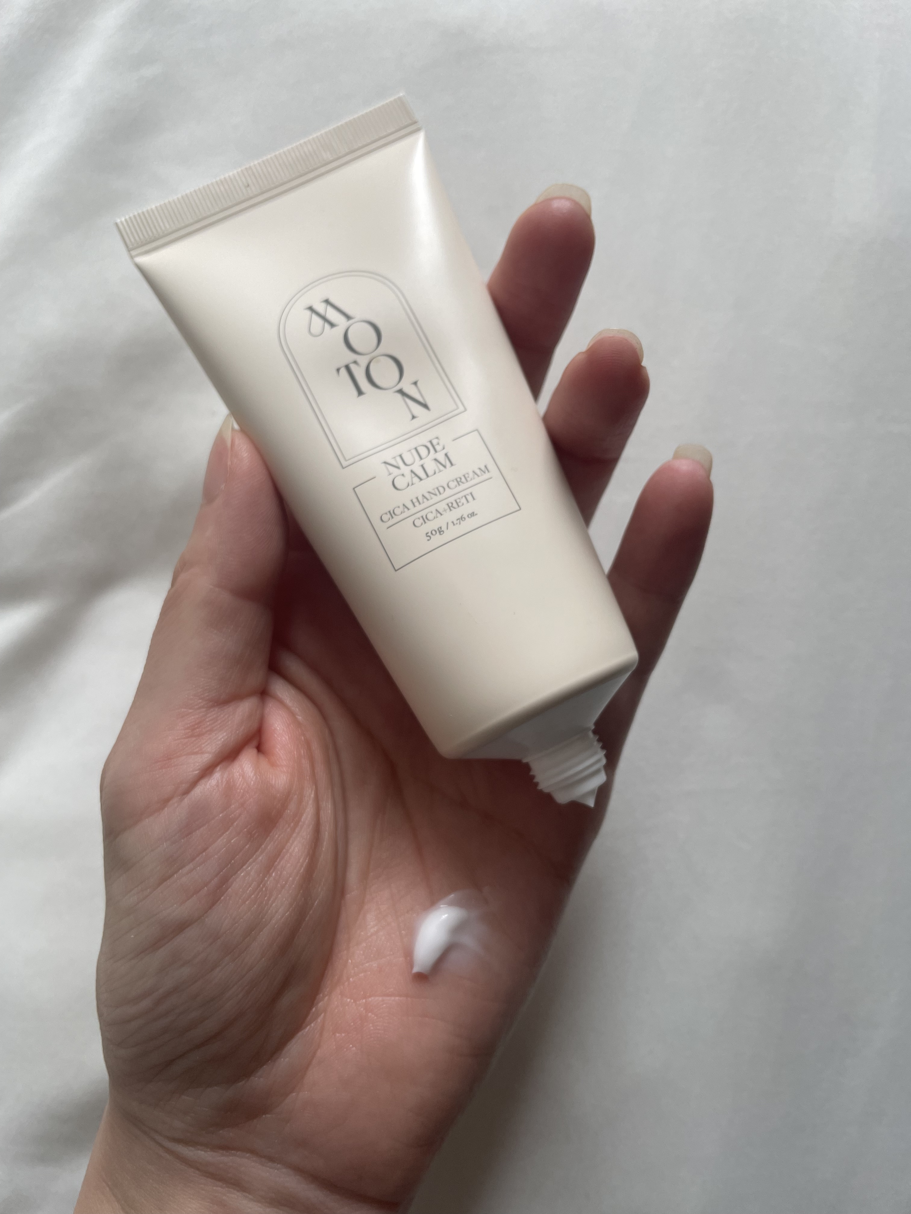 MOTON
シルクハンドクリーム

するりと肌の上をすべるようになめらかな質感のハンドクリームでつけ心地もいい

なんといってもまるで香水みたいな凄いいい香りです
他の香りも気になってる

#ハンドクリーム#韓国コスメ
#韓国スキンケア#m