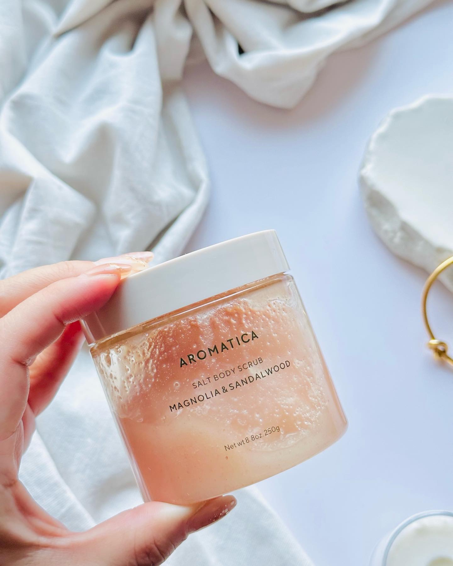 ソルトボディスクラブマグノリア＆サンダルウッド/AROMATICA/ボディスクラブを使ったクチコミ（2枚目）