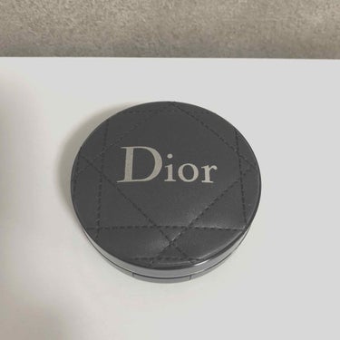 ♡ Dior クッションファンデ ♡

こちらは試供品で頂いて使ってみたところ
周囲からの評判が良く、全く崩れなくて
予想以上に優れものだったので
使用した次の日に現品を買いに行きました🙄

良い点
・