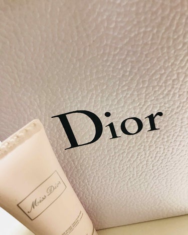 Dior唯一のハンドクリームです！(昔はもう何個かあったらしいです)

クリスマスプレゼントで頂きました( ^ω^ )！

まるで香水かのようないい香りで、香りも長持ちします！！

塗って見た感じだと、