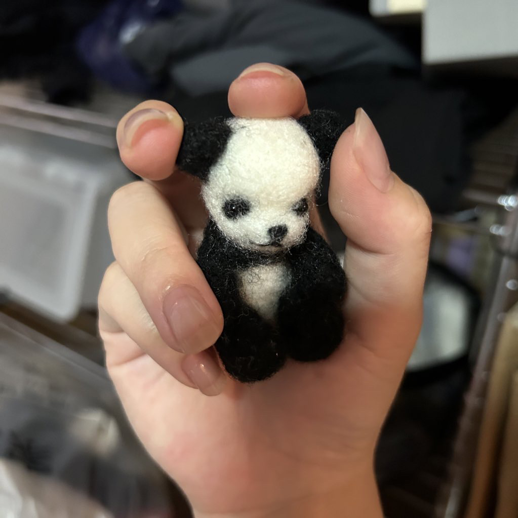 大天才すぎて絶対オモロなるアイテム第一位の「人生初ニードルフェルティング」が普通に可愛くできてしまってちょっと悔しがっているしに子ちゃんです。羊毛フェルトで作るパンダの赤ちゃんキットで作りました。にんげんみたいな顔をしています。

写真は最