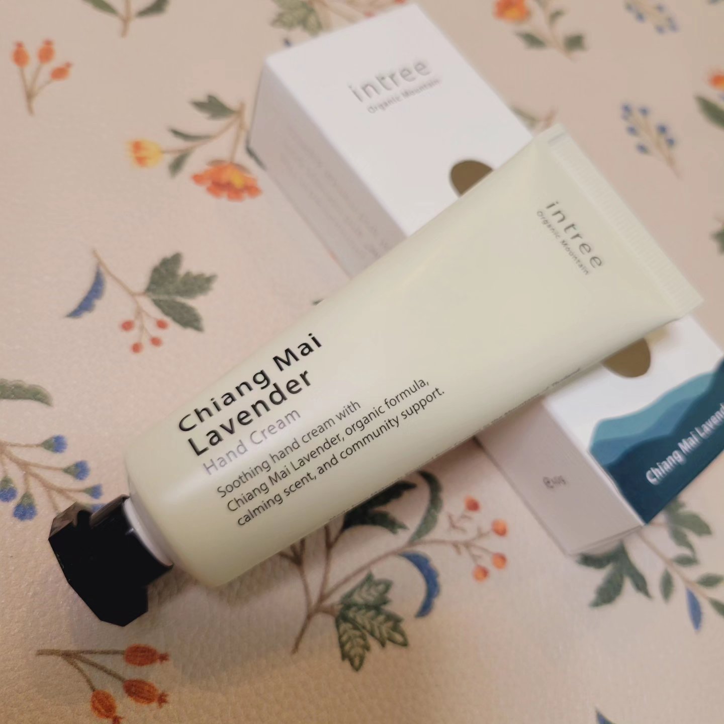 ♡ ••┈┈┈┈┈┈┈┈•• ♡

インツリーラベンダーハンドクリームになります。

右にスライド▶️▶️▶️すると、手荒れしてるあたしの状態見えます。見たくないよね？ごめんね💦その状態で使用しても、しみたりしなかったです。

ラベンダー