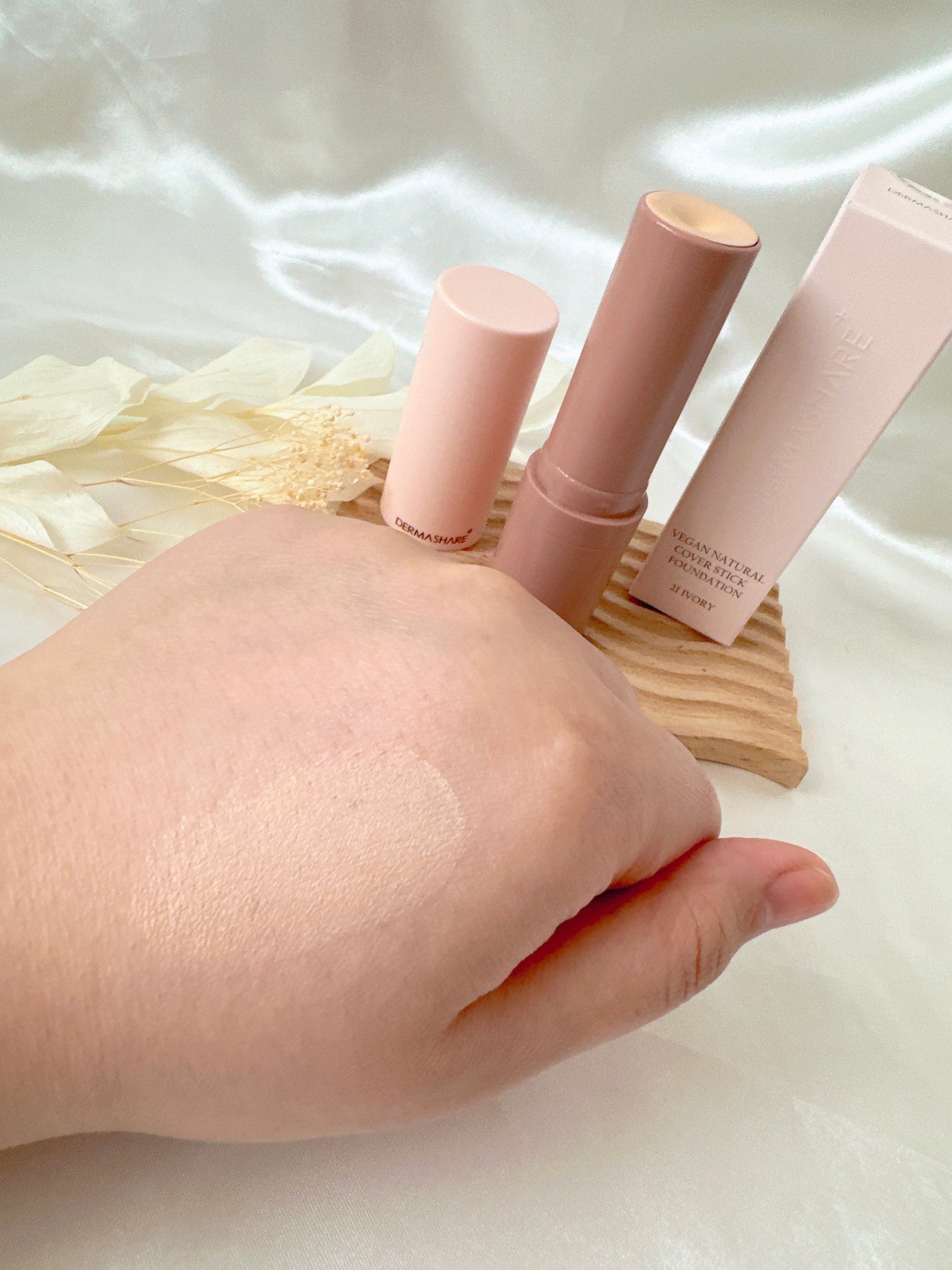 めるᙏ̤̫͚𓍯フォロバ on LIPS 「〖DERMASHARE〗/ヴィーガンナチュラルカバースティック..」(3枚目)