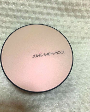 Jung Saem Moolのクッションファンデ。Essential Skin Nuder Long Wear Cushion Lightを購入✨
粉タイプのファンデーション使ってたのですが、一日中マス