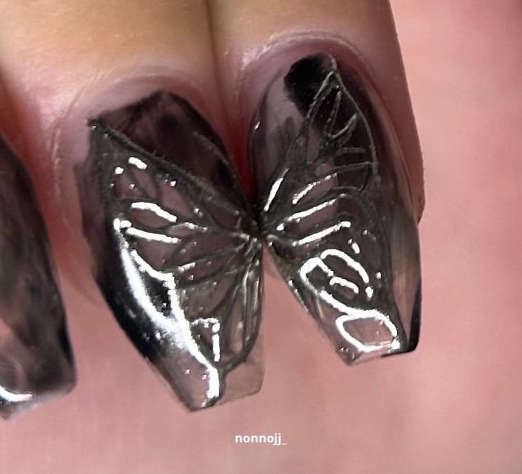 nozomi on LIPS 「NAILSGOGOサンでやってもらったネイル🖤3、4枚目は参考..」(2枚目)