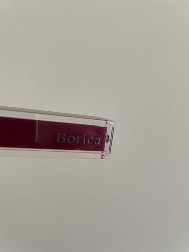 メイクする、唇美容液🍒👄🤍🤍

⬇️⬇️⬇️

🌿Borica🤍🍒
リッププランパーエクストラセラム
03  Cassis Red

┈┈┈┈┈┈┈┈┈┈

10種の美容成分配合💛💛

24h どんな瞬間も唇ケア💋💋💋


とろけるようなテクスチャーが唇に広がり、
メイク中も手軽にスペシャルケアを‪‪𓂃 𓈒𓏸◌‬


💞プランプ効果💞
ぷるんとボリュームUP⬆️⬆️⬆️


💞 抜け感発色 💞
リップのベースやトップに、
ナイトパックにも使える❕
これ1本でも自然な血色感のある唇に❤️‍🔥❤️‍🔥
ティント処方だから色落ちもしない💭


💖🫐  感想  ☁️☁️#正直レビュー

リニューアルされた商品💘

塗ると少しひんやりする🌿
チップも尖っていて塗りやすくされてる💫
ベリー？みたいな香りもよかった🫐🍒

ほんとにずっと落ちない！！！🥹
お風呂入っても落ちない！！！！❤️‍🔥❤️‍🔥❤️‍🔥

色味も好きでまた絶対欲しい❕❕❕



参考になると嬉しいです^_－☆


#Borica
 #私の人生コスメ  #本音レビュー  #一目惚れコスメ  #サラサラ肌のHowto  #mybest日焼け止め  #購入コスメレポ  #韓国コスメ沼  #ラメ愛好会  #湿気に負けないアイテム  #パケ大優勝アイテム  #ワンホンメイクチャレンジ  #私のこだわりまつ毛 の画像 その0