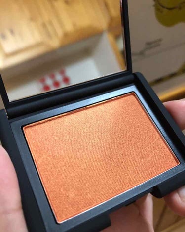 NARS
タージマハル  4020
人気で品切れのお店が多かったけど
探し回って見つけた

夏にぴったりなチーク。
濃く入れれば活発な女の子の印象を持つ
薄めだと上品でお洒落な女性へ変身

ゴールドっぽ