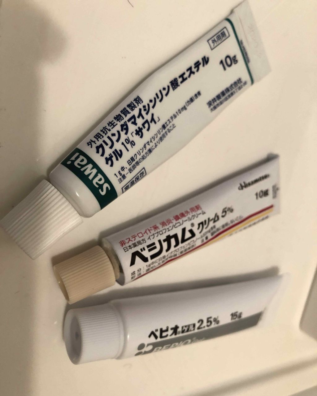 みっちぇ on LIPS 「皮膚科で処方してもらった薬三つ。これに、ビタミン配合のニキビロ..」(1枚目)