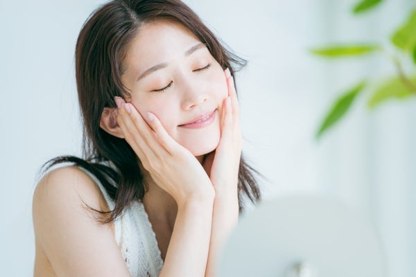 スキンケアする女性