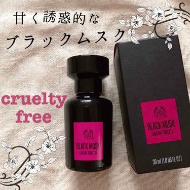 甘く誘惑的なブラックムスク🥀のオードトワレです🖤
Cruelty Free コスメ🐇

ーーーーーーーーーーーーーーーーーーーーーーーーーーー
ザ・ボディショップ
ブラックムスク オードトワレ
30ml 
¥2,750

"官能的なブラックムスクを洋梨やベルガモット、ヘリオトロープの甘美なオーラで包み込んだ、甘く誘惑的な香りのオードトワレです。"

＜香調：オリエンタルグルマン＞

＜香りの印象＞
★トップノート：洋梨、ピンクペッパー、ベルガモット
★ミドルノート：リコリス、ヘリオトロープ、イランイラン
★ベースノート：ブラックムスク、ブラックバニラ、パチュリ
ーーーーーーーーーーーーーーーーーーーーーーーーーーー

まず素晴らしいのは、動物を犠牲にしないCruelty freeのコスメであることです🦌
(ムスクとは元々ジャコウジカから採取される香料でした。ザ・ボディショップは世界に先駆け、動物を傷つけない人工ムスクを使った香水「ホワイトムスク」を1981年に発売しました。)

香りは、ムスクとバニラやヘリオトロープの甘〜い香りで、ふんわりと香ります🤍
初めはフローラルっぽさもありますが、30分ほどで薄くなりバニラなどの甘さが残ります💞

持続時間は平均的で、私の場合4-5時間です。

似ている香水は、YSLのBlack Opiumだと思いますが、こちらはBlack Opiumほどキツくなく、全然付けやすいです！

真っ黒のボトルは香りのイメージに合っているけど、残量が見えないので少し不便に感じました...😢

万人受けする香りで、ぎりぎり(?)プチプラなので、甘い香り初心者の方にもおすすめです💖


#ザボディショップ #香水 #グルマン #ムスク #プチプラ の画像 その0