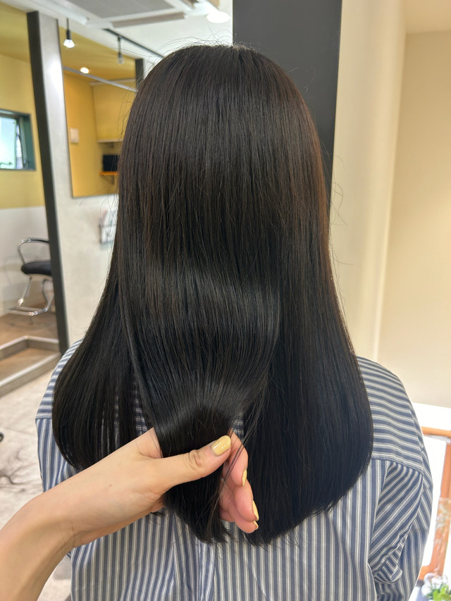 黒髪を掴む手元