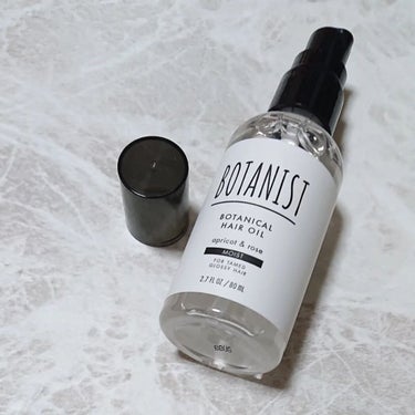 BOTANIST ボタニカルヘアオイル（モイスト）のクチコミ「髪の水分油分バランスを整え、しっとりまとまる髪に導くヘアオイルです。

シンプルなデザインでボ.....」（3枚目）