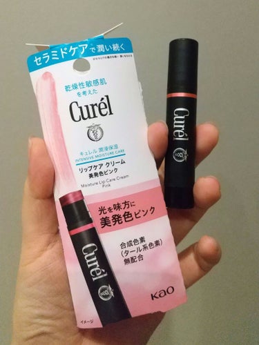 キュレルから出た
色つきリップ💄💋✨

3枚目唇写真です

子供の頃からアトピーだったのでずっとお世話になってたキュレルさん☺️
ちょっと前に色つきのリップを出したときいて✨
リップケアクリーム美発色シリーズ
色は3色で、一番可愛かった美発色ピンクを
買ってみました！

やっぱり唇荒れしない、優しい塗り心地が嬉しい🐤
けど結構発色してくれたので🎵
唇がピリピリして調子悪いときのリップとして
それから、リプモンとかを朝塗って、昼に乾いた唇に
(リプモンの色味はまだ残ってるので)上塗りとして

唇って。荒れて色つき塗るの辛いときほど
色が悪くて😅見た目もマイナスなので
唇に優しい+発色は本当に嬉しいです😌💓

#キュレル
#美発色シリーズ
#リップ
#リップクリーム
#リップケア
#Curel
#スキンケアの画像 その0