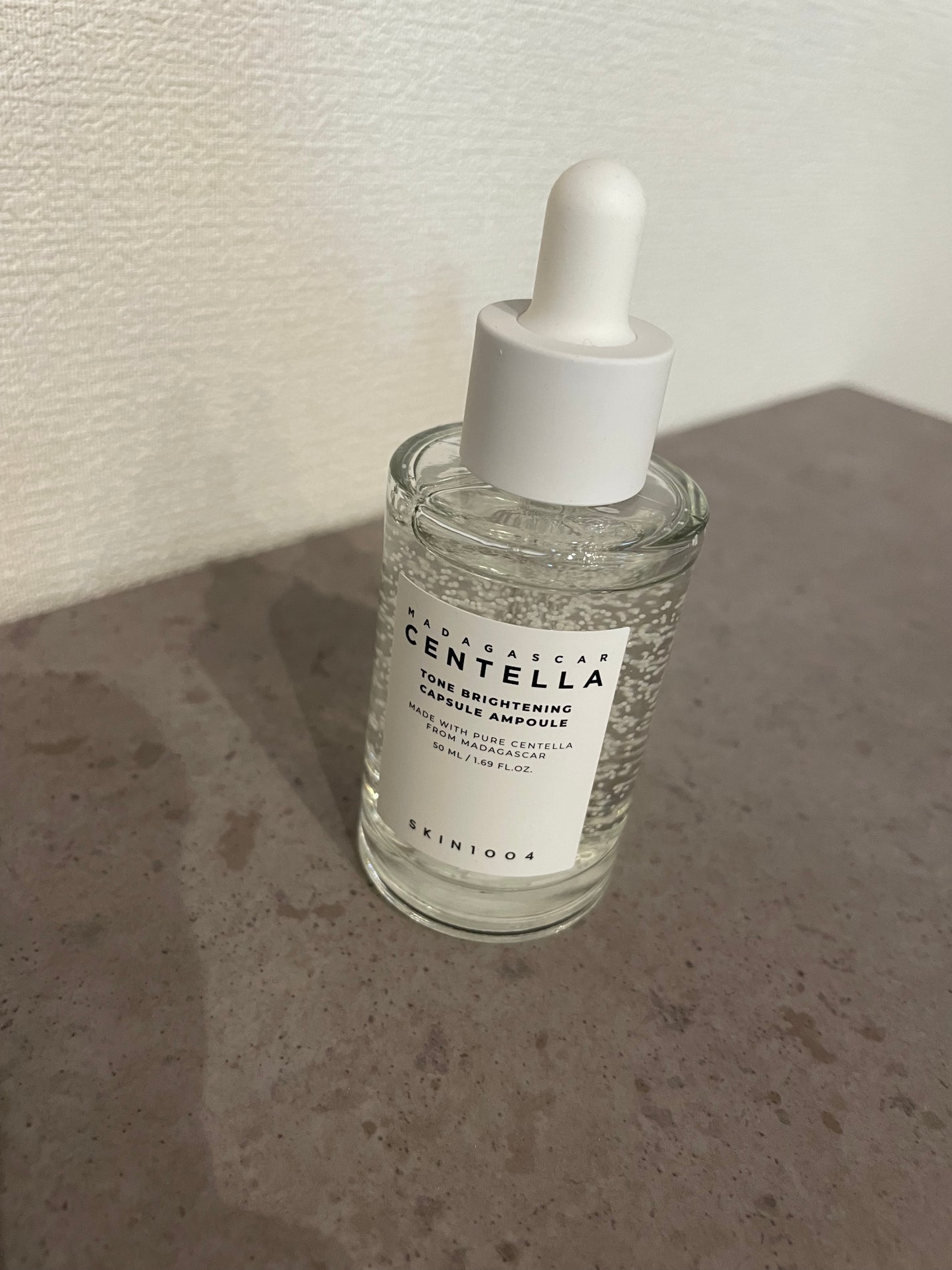 はるな on LIPS 「トーンブライトニングカプセルアンプル粒々が入った美容液見た目も..」(1枚目)