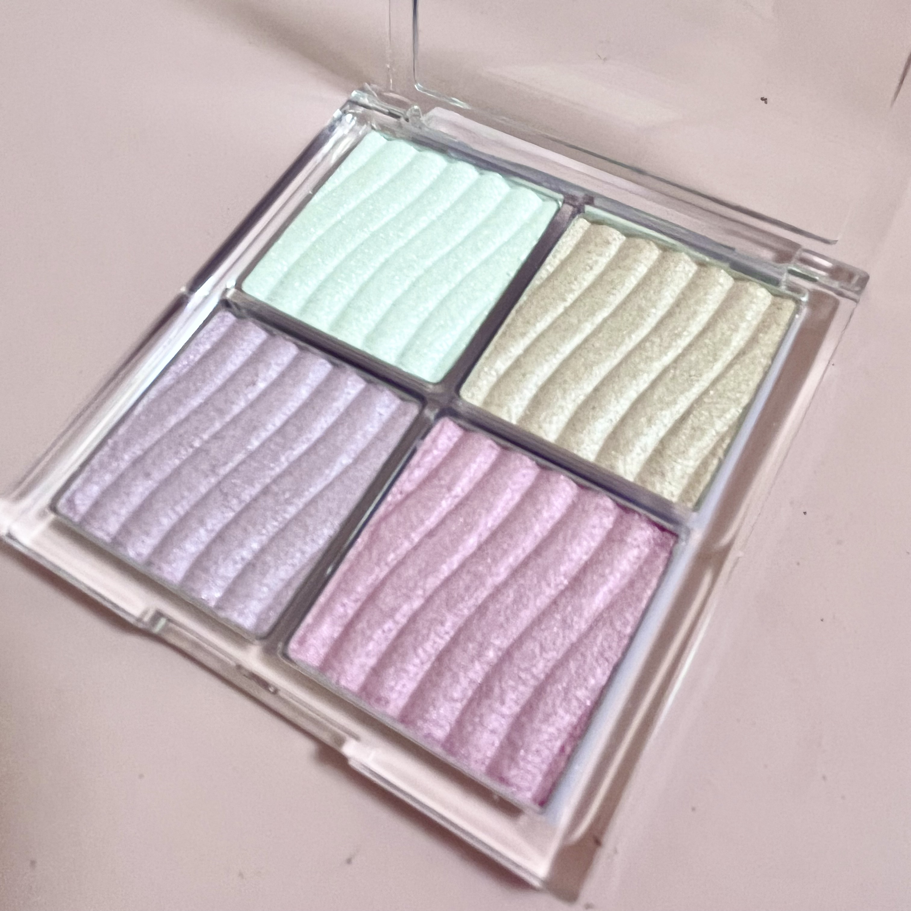 グロウコントゥアリングハイライターパレット/wakemake/パウダーハイライトを使ったクチコミ（3枚目）