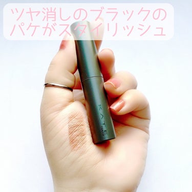 【予想以上】


可愛い過ぎた♡


KATE
STEAM MATTE NUDE LIP
EX-1 満月桜のホワイトモカ
(ホワイトピンク系)
¥1,650(税込)


✼••┈┈••✼••┈┈••✼••┈┈••✼••┈┈••✼


マット系リップはどちらかというと苦手です😅
唇の縦じわが目立つから。
(とか言いつつ何本か購入してますが😂)


この“STEAM MATTE NUDE LIP”は良い意味でマットっぽくない気がします。
マットなんだけど、パサつかないしバリバリのマットリップっていう感じがしないんです✨
縦じわが目立ちにくい気がします💓


また、カラーが可愛い…😍
ヌードカラーなんだけど、何とも言えない絶妙さ。
ふわっと血色感が出る感じで堪らん🩷


パケもツヤ消しのブラックでスタイリッシュ。
リプモンより細身で塗りやすかったです🙆✨


濃いアイメイクが多い私には嬉しい発色です💕
ティントじゃないので落ちますが、ヌードカラーなので目立ちにくいし、汚い落ち方はしないかなと思いました。


１本持ってると便利なリップかなと思いました🩷


#KATE #ケイト #東京夜喫茶 #SteamMatteNudeLip #スチームマットヌードリップ #EX_1 #満月桜のホワイトモカ #ホワイトピンク系 #ヌードカラー #マットリップ #限定 #推せる春色コスメ紹介 の画像 その2