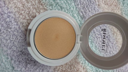 リンメル ロンドン イルミナイザーのクチコミ「ハイライトクリーム004
ゴールドの艶が簡単に入れられます。
なめらかでさりげない艶です。
よ.....」(2枚目)