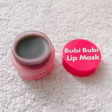 #韓国コスメ

unpa
Bubi Bubi Lip Mask

黒い見た目にびっくり😳🖤
抗酸化成分のアントシアニンが豊富な
黒米,黒ごま,黒豆,ブラックベリーのエキス配合で
寝ている間に角質ケア、
アデノシンがシワ改善。
翌朝しっとりプルプル唇にしてくれます！
桃のようなかわいい香り💕

#unpa #オンパ #bubibubilipmask #ブビブビリップマスク #韓国コスメレビュー #韓国コスメおすすめ #韓国コスメ大好き #韓国コスメ好きな人と繋がりたい #コスメ好きな人と繋がりたいの画像 その0