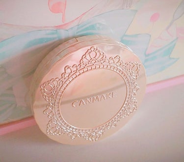 ◇CANMAKE マシュマロフィニッシュパウダー SPF26 PA++／［ML］マットライトオークル


皆さんお馴染みのパウダーですね！
肌につけるものはプチプラをなるべく避けていたのですがKATEの