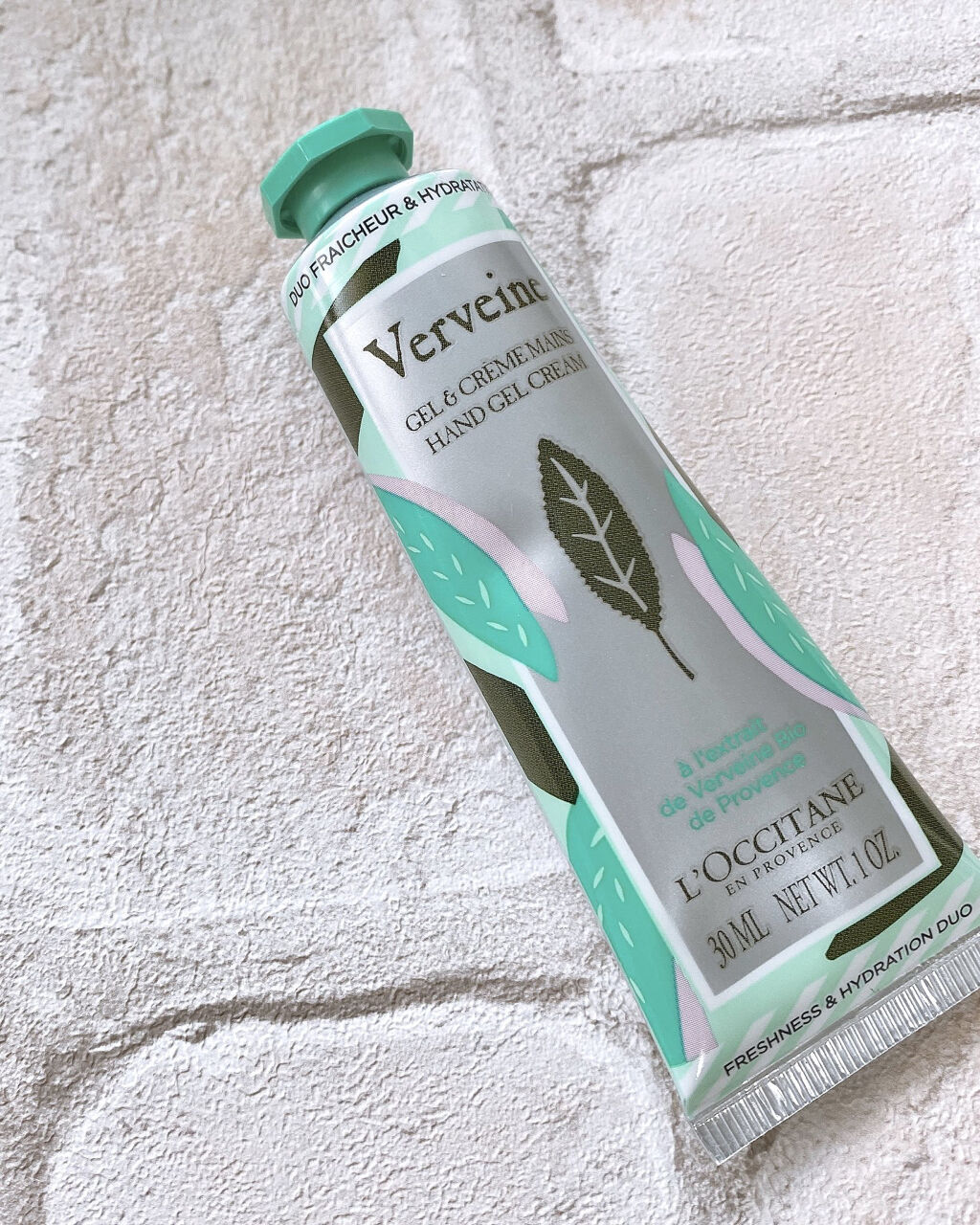 ロクシタンの新発売 数量限定
ヴァーベナ
バイカラー　ハンドクリーム

2色ってロクシタン史上初らしい。
個人的感想↓
実際の色は公式画像より淡めグリーン。
しゅわしゅわ甘めのレモンスカッシュ！って香りと夏仕様な見た目でこれからの季節にぴっ