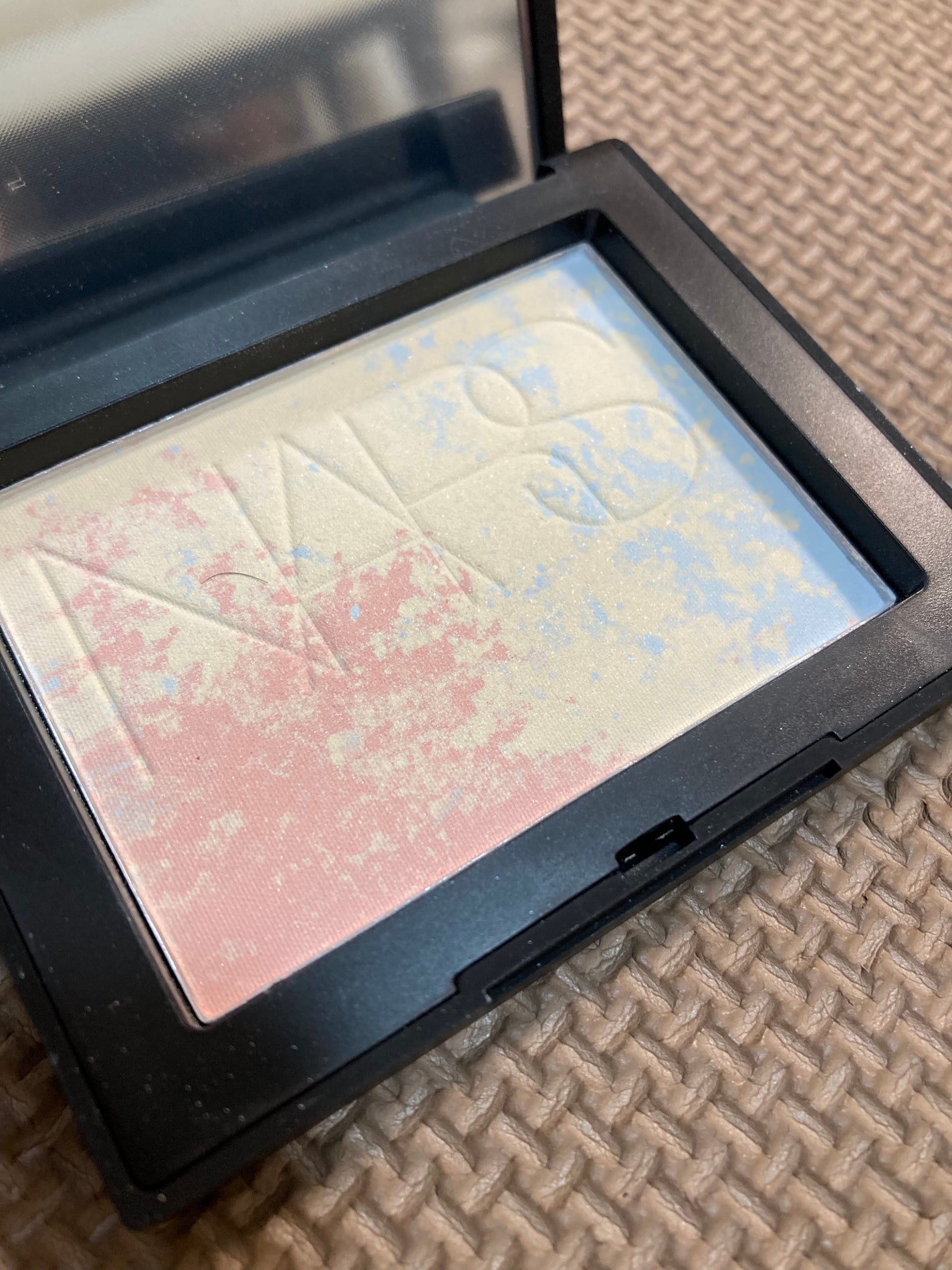 ライトリフレクティング プリズマティックパウダー/NARS/プレストパウダーを使ったクチコミ(5枚目)