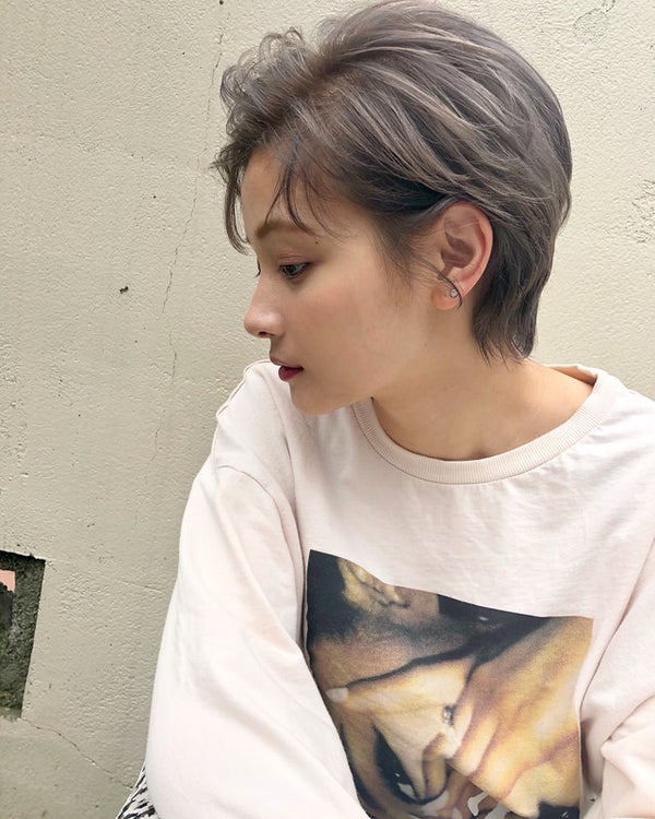 ショートヘアの女性の横顔