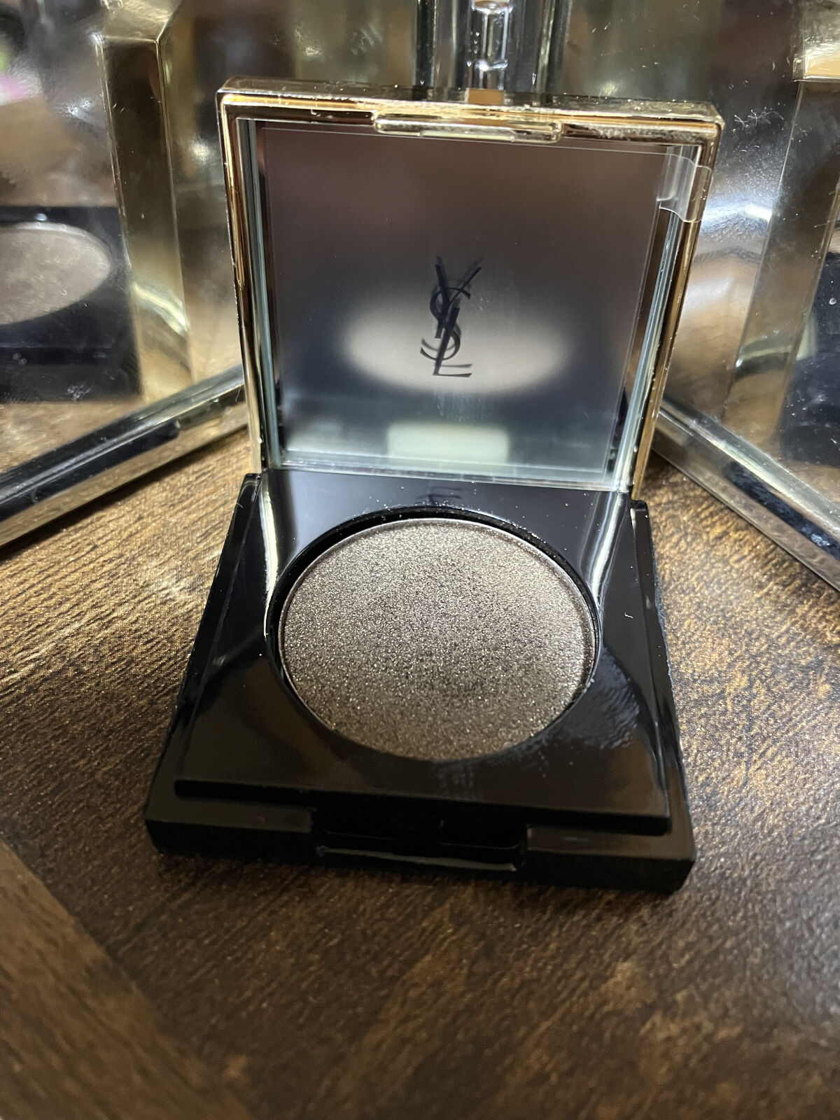 ✼••┈┈••✼••┈┈••✼••┈┈••✼••┈┈••✼
YVES SAINT LAURENT BEAUTE
シークインクラッシュ
4エクスプローシヴ ブラウン
✼••┈┈••✼••┈┈••✼••┈┈••✼••┈┈••✼

みなさん、こん