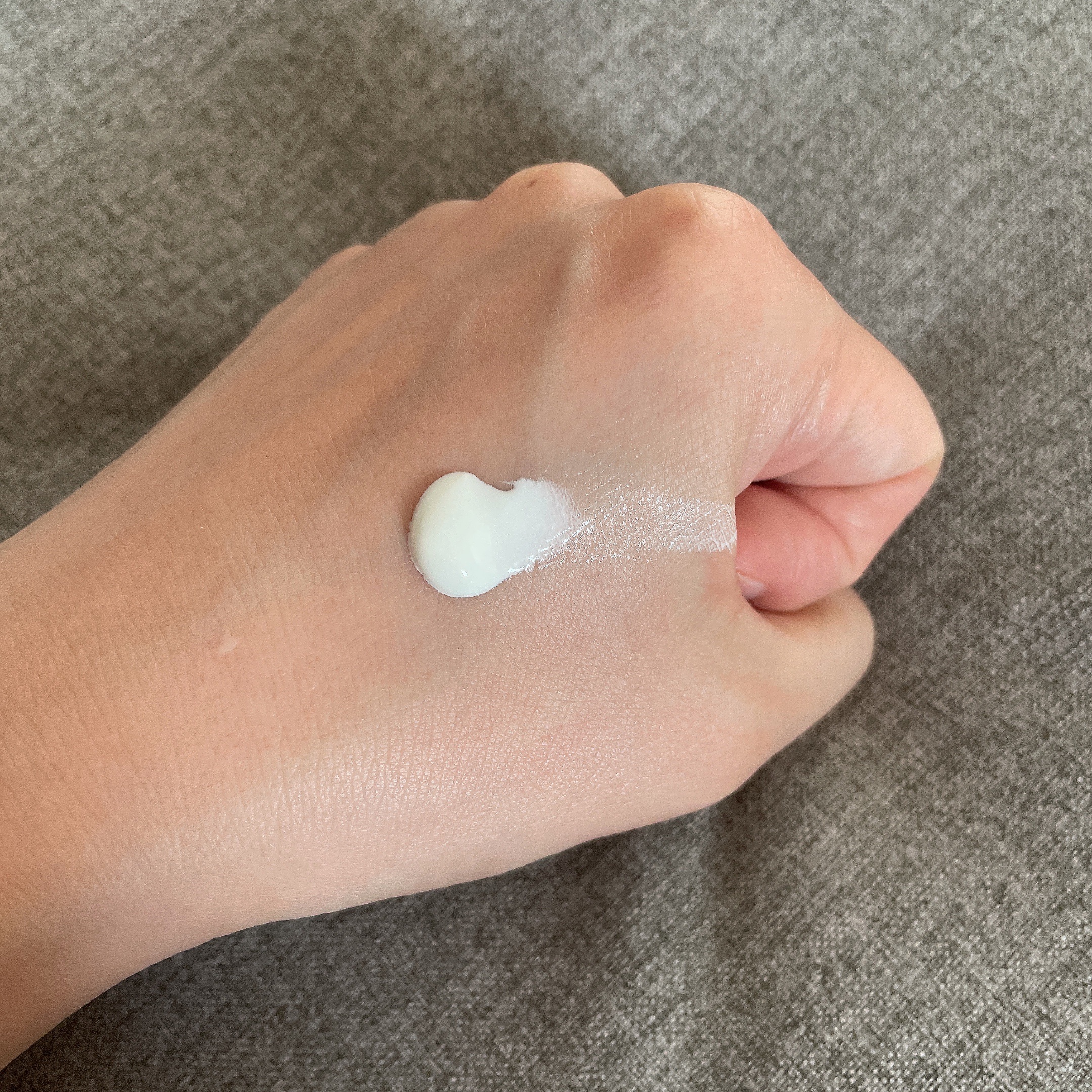 スーパーモイスチャーUVライトアップエッセンス/スキンアクア/日焼け止めローションを使ったクチコミ（2枚目）