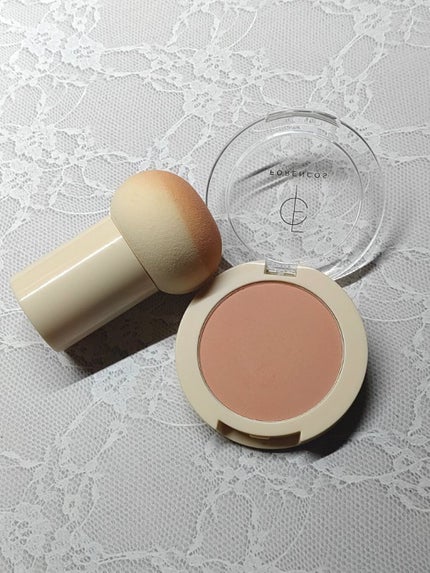 フォレンコス ベアブラッシャー パフ付きのクチコミ「
フワッと血色感を演出
ナチュラルな発色で肌馴染みの良いチーク🐰
今回紹介するのは
.....」(2枚目)