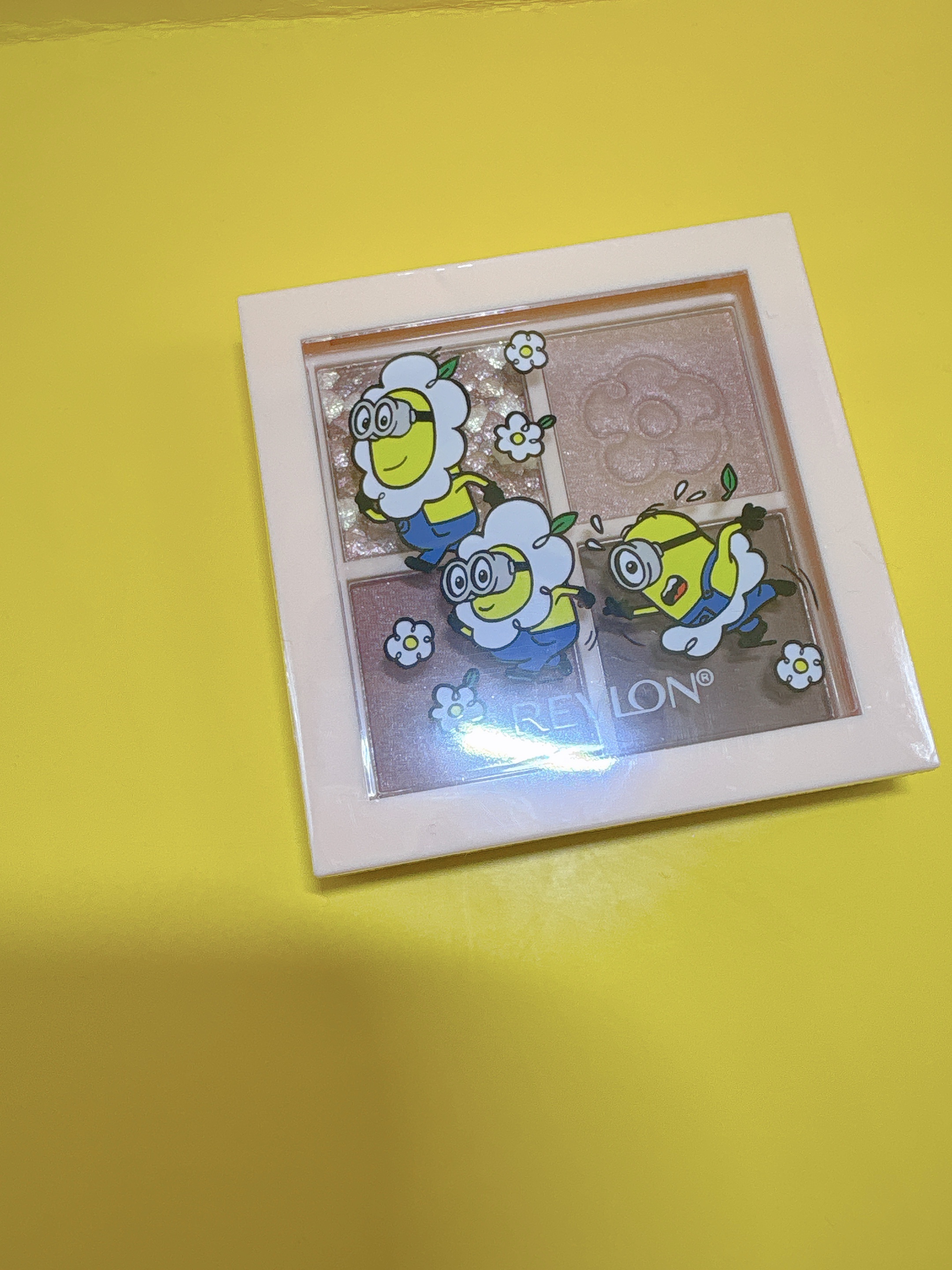 レブロン ダズル アイシャドウ クアッド 104 ロージー ブラウン＜ミニオンズ限定パッケージ＞/REVLON/アイシャドウパレットを使ったクチコミ（3枚目）