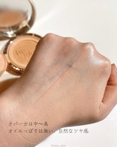 #pr @espoir_jp 

espoir
PROTAILOR BE GLOW CUSHION
NEW CLASS
SPF42 PA+ + / 13g
カラー 21 IVORY
⁡
┈┈┈┈
⁡
自分の肌のように自然で鮮やかなツヤを演出するグロークッション。
肌と環境を配慮したフランスのイヴ・ヴィーガン認証。
肌荒れを鎮めるシカ成分配合。
⁡
┈┈┈┈
⁡
グロータイプだけど、セミグロウくらいで
テカテカのべたつくオイル光ではなく、自然なツヤ感。
上品なツヤという感じ。
ビーグロウの旧タイプも持ってるんだけど
やや旧タイプの方がツヤ高めかな？
⁡
カバー力は赤パケのベルベットにはやや劣るけど、それでもカバー高め。
⁡
私の肌の場合パウダーなしだと
時間が経つと鼻辺りは少し油分が浮いてきて＆全体的に少し浮いてくる感じがあって。
パウダーを薄くのせれば大丈夫で
というかめちゃくちゃ綺麗に仕上がったし
浮く感じも無かったので
浮くと感じる方はパウダーのせた方が良さげ。
乾燥も無かったです！
⁡
パフはベルベットとかと同様のふにゃっとした柔らかいパフ。
香りは若干化粧品の香りですが、強く香らず気にならなかったです。
⁡
カラーは4色(韓国だと5色かな？)
21号アイボリーはやや黄味よりのニュートラルベージュ。
他社の21よりはやや明るめで、
19～21号くらいの方向けだと思います。
⁡
ちなみに旧タイプやベルベットのケースとリフィルの互換性ありでした🙆‍♀️
⁡
⁡
#エスポア #ビーグロウゴールデンアワー#ビーグロウクッション  #クッションファンデ #ツヤ肌メイク  #グロークッション  #グロウクッション  #エスポワ  #espoir  #プロテーラービーグロウクッション  #韓国クッション  #クッションファンデーション  #韓国コスメレビュー の画像 その2