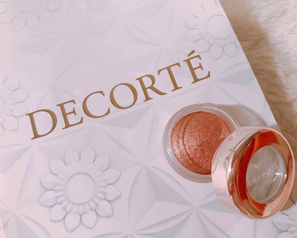 コスメデコルテ アイグロウ ジェム
カラーはBE387です😋

クリスマスコフレでハマってしまい、別カラーが欲しいと思い2個目をやっとこさ購入しました😂

こちらの良い点🙆‍♀️
指で乗せて濃淡も簡単
ずっとキラキラ
ヨレない！ラメ飛