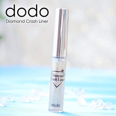 
韓国生まれのコスメブランド「dodo(ドド)」のラメアイライナーを使わせて頂いた。

■ドド ダイヤモンドクラッシュライナー N
　 (税込858円 全6色)

ダイヤモンドを散りばめたように光輝く多色ラメアイライナー。
通常のアイライナーとして使うのはもちろん、涙袋につけるとウルウル目元に。

細かな部分に使いやすい細筆で、適量を描ける。

カラーは全6色で、使用したのは「#06クリスタルゴールド」。
ブラウンアイシャドウとの相性抜群のキラキラゴールド✨

大き目のホロのようなラメがちょっと取りにくいかも。
つける時も、ザーッと塗ると偏るので、別途バランス良くちょいちょいと置いた方が上手くいく。

でも、ホロのおかげでインパクトは上がる。
角度を変えるとキラッと輝いて、印象的な目元に。
ゴールドの立体感と相まって目力UP👀💕

持ちもまずまず。
こすってもラメ落ちしなくて、しっかり密着してる。

ただ、あまり重ねて塗り過ぎると、ノリみたいに剥がれてきちゃう💦
薄塗りが無難。

マスカラの上に付けてもOK。
まばたきの度にチラチラきらめいて可愛い☺


#ドドメイク #ダイヤモンドクラッシュライナー #涙袋ライナー #涙袋メイク #韓国コスメ #韓国メイク #プチプラコスメ #ラメアイライナー #アイメイク #アイライナー #アンダーライナー
#コスメ #コスメレビュー #コスメ好きさんと繋がりたい #メイク好きさんと繋がりたい #冬のラメ博覧会 の画像 その1