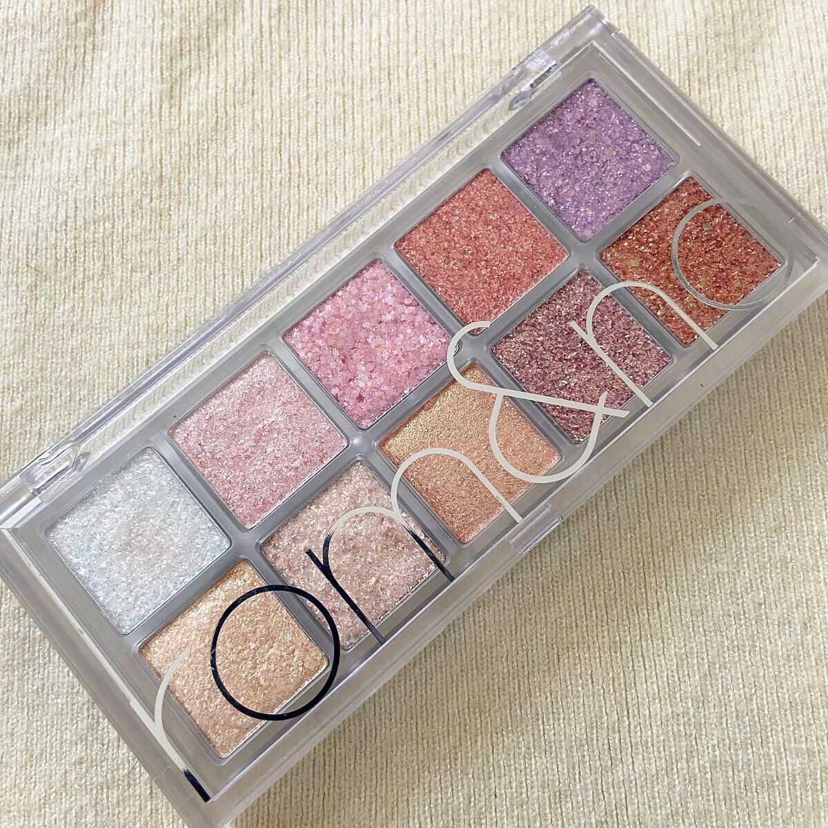 特別な日やイベント時に
つけたいグリッターアイシャドウ。

ロムアンドのベターザンパレット00

寒色系から暖色系のグリッターが10色入っているので、パーソナルカラーに囚われず使えます✨🌈

質感はどれも濡れたようにしっとりとしていて、グ