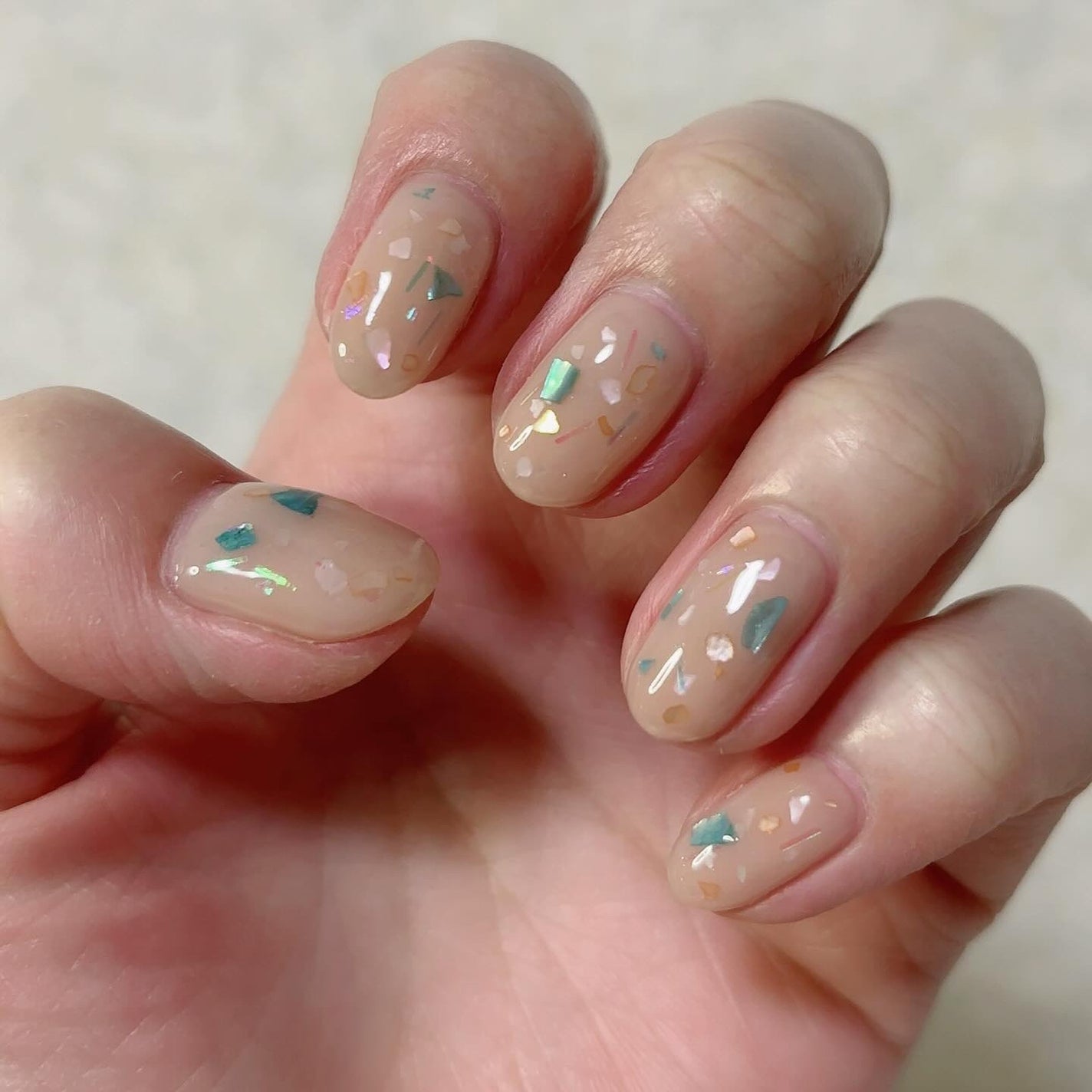 ho.ma.ri on LIPS 「今月のネイル💅今月は久々にベージュ夏らしくシェルを沢山のせても..」(2枚目)