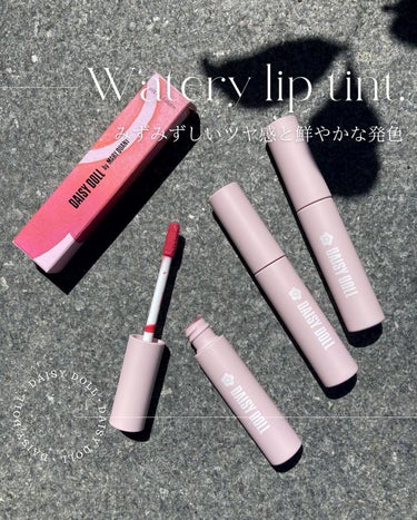 .
【 みずみずしい艶と鮮やかな発色 💄 】

┈┈┈┈┈┈┈┈┈┈┈┈┈┈┈┈┈┈┈┈┈┈┈┈┈

いつもお世話になっております🦋☽

@daisydoll.jp 様よりお試しさせて頂いた
リップティントが可愛すぎたので
ご紹介させて下さい🙏🏻✨

こちら7月8日に新発売されたものです❣️

今回私はブルベさん向けの色味を
お試しさせて頂きました💘

ティントなので落ちにくいのはもちろんですが
発色の良さ、ツヤ感の綺麗さ、
そして保湿もしてくれる優れものです✨

ティントは乾燥しがちなのですが
こちらはしっとり潤ってくれていて
くちびるに負担が少なく感じました🥰

全5色展開でブルベさん、イエベさん
それぞれに似合う色が用意されているので
きっと気に入ったお色味が見つかると思います✨

私のお気に入りはR-01 ピュアレッドです❤️

デイジードールはアイシャドウも愛用しているのですが
発色が良く、透けるようなラメ感が
とっても綺麗でお気に入りです🙏🏻❤️

ティントと合わせて使ったり
色々組み合わせを楽しんでみようと思います♪

パッケージもコンパクトで
指紋が気にならなくて嬉しいです🫢
(結構個人的に気にするポイント。笑)

皆様もぜひ手に取ってみて下さいね❣️

┈┈┈┈┈┈┈┈┈┈┈┈┈┈┈┈┈┈┈┈┈┈┈┈┈

#PR #ブルベ冬 #パーソナルカラー
#デイジードール #リップティント
#ウォータリーリップティント
#リップ #リップメイク
#リップ塗り方 #おすすめコスメ #透明感メイク  #動画でスウォッチ  #正直レビュー の画像 その0