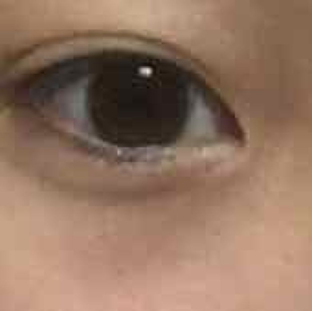 あおい ⸜❤︎⸝ on LIPS 「相談です😢🙏自然体の時の目です。これでもましに見える方なのです..」(1枚目)