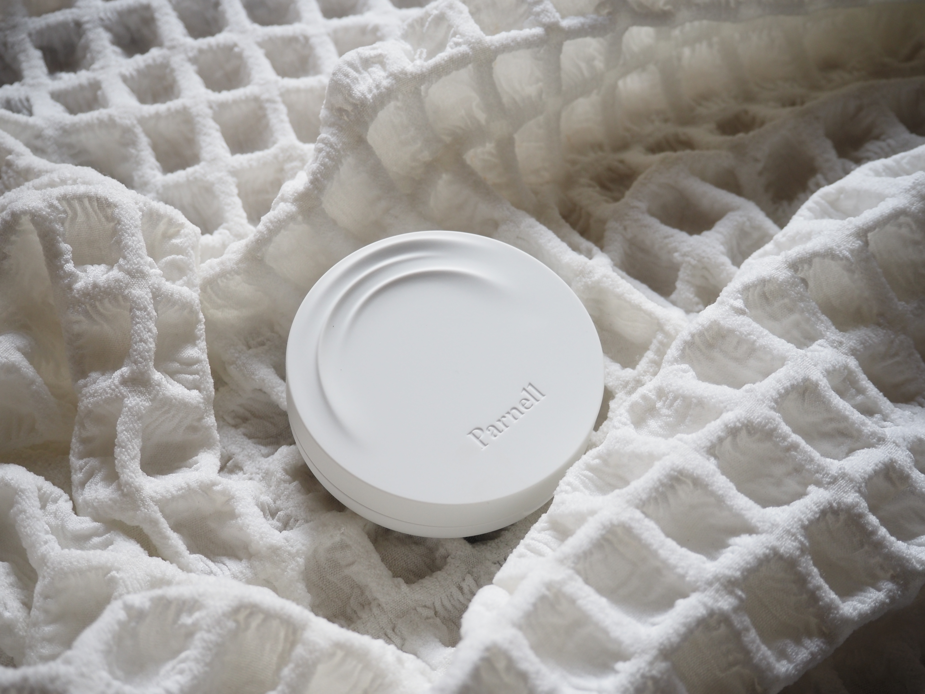 韓国のオリヤンで１位になったこともある大人気ファンデ。
SNSでも見かけていて気になっていました。

というのも、これ、クッションファンデですが、鎮静ケアもできちゃうのだとか。
肌荒れがあると、メイクも本当に苦痛ですが、これならいいかもと使