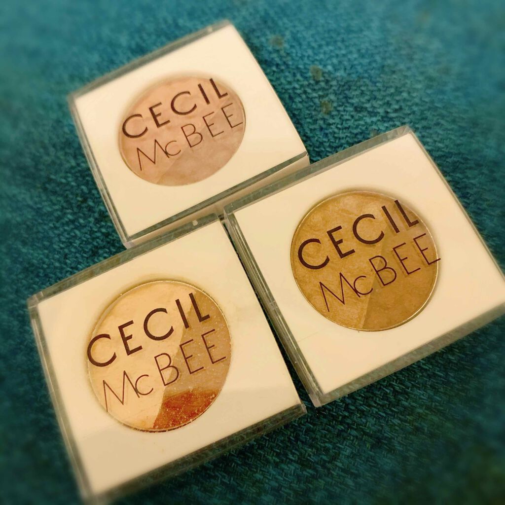 #セリア × #CECILMcBEE コラボ！

#セシルマクビー #コスメ で旬メイクできる
普段使いしやすいカラーのコスメ
美人度高まる立体目もと。
色っぽ魅せ
#パウダーアイシャドウ は2色が一つになった
全3色で使いやすいカラーばか