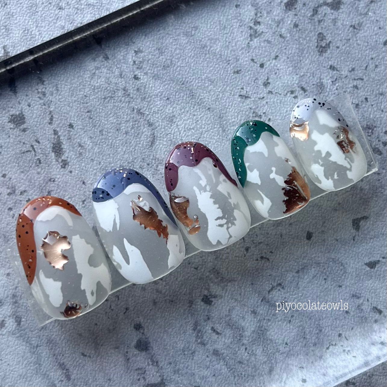 ぴよこれいと あうるす on LIPS 「ホワイトのホイル、とっても可愛い。白ホイル部分はマットに。ゴー..」(2枚目)