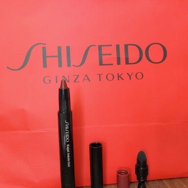 .
✍️#SHISEIDO
 #カジャルインクアーティスト
#04azukired 

¥2420

アイシャドウ、アイライナー、アイブロウとマルチに使える
ペンシル☝️

ホルダーにはスポンジチップ、