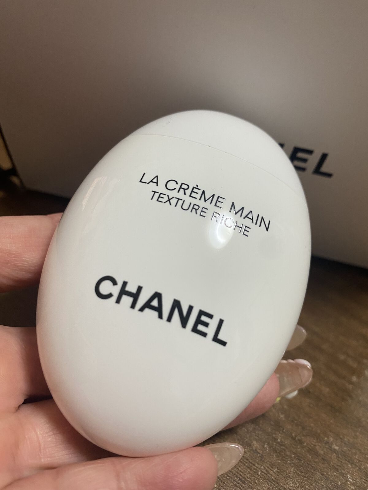 プレゼントしてもらったCHANELラ クレーム マン
アラフィフともなれば
指が小枝、切り株のようなフォルム( ߹  ߹ )

その年輪とも言う皺を消すことはできないけど
ふっくら柔らかそう！
な見た目には近づけます.･.･♪*ﾟ(❁ᴗ͈ˬ