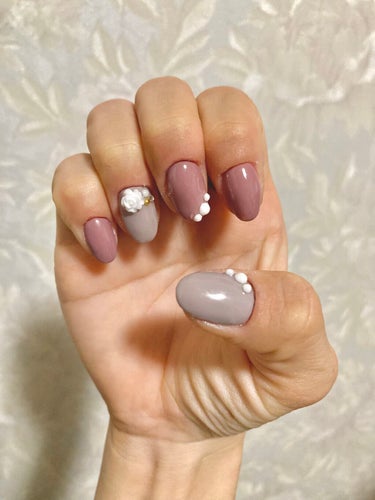 セルフネイル💅

最近ほんまにめちゃくちゃ寒い！ということで、冬ネイルです笑

相変わらずドンキのジェルネイル使ってます！

今回は割と落ち着いたカラーで良いのでは？？と思っています✌️
ポイントはお花