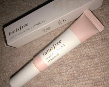 韓国のinnisfreeで購入した、イニスフリースマート ドローイング [ストロービング] です♪♪✨

色はピンクっぽい白でパール感があります(*≧∀≦*)

これはハイライトとして使ったり、目の下の