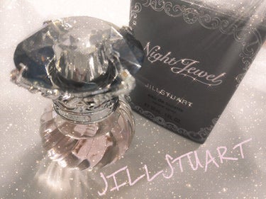 JILLSTUART   ナイトジュエルオードトワレ

上品な甘いバニラの香り、ジャスミンの匂いも漂ってきます。
つけた時は重めですが、時間が経つと軽く甘いバニラになっていきます🍬

肌寒くなってきた頃